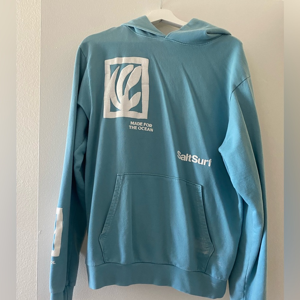 Cozy hoody with great color and details.
